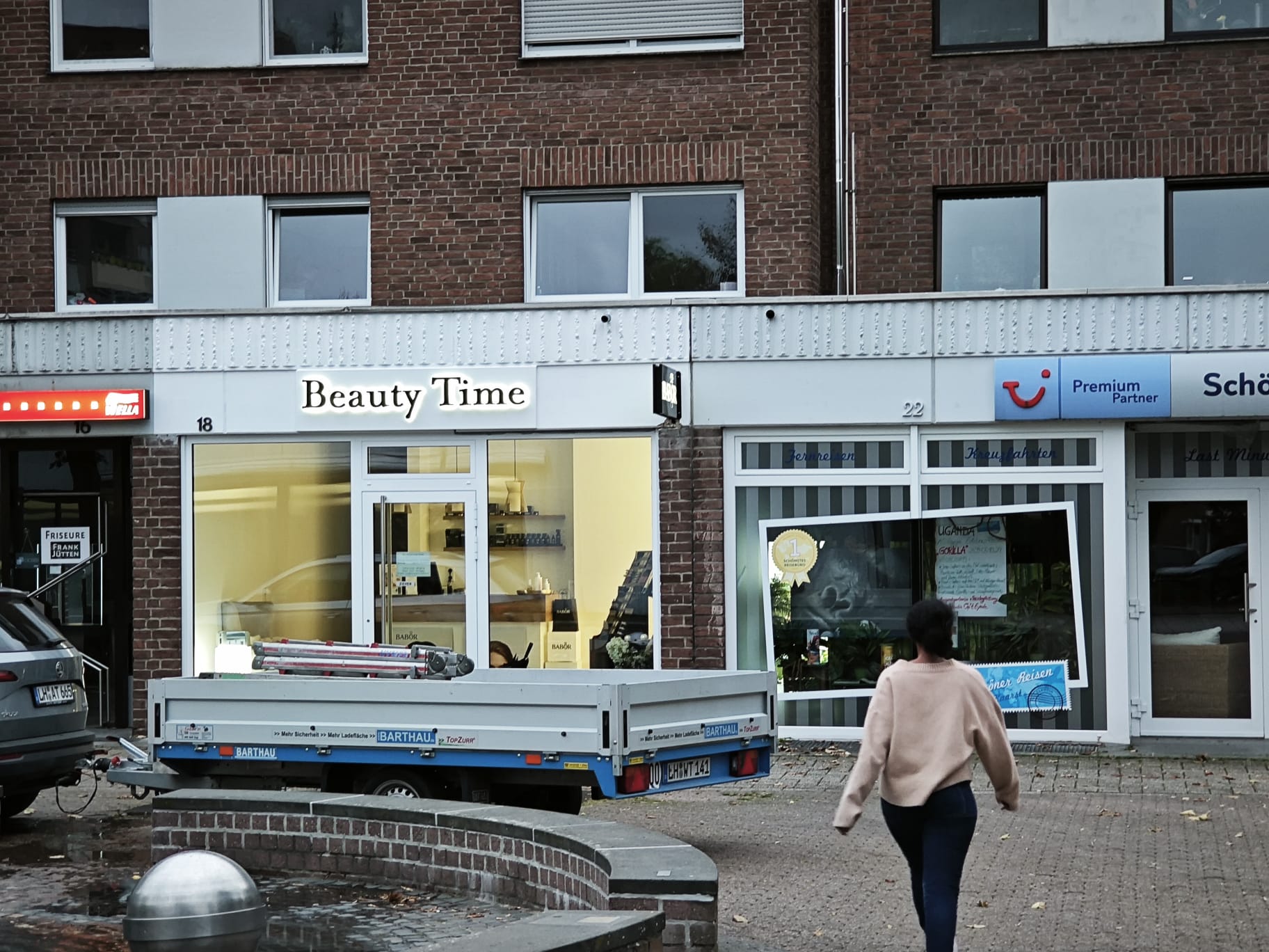 Außenansicht von Beauty Time Am Maubishof in Kaarst mit Brunnen