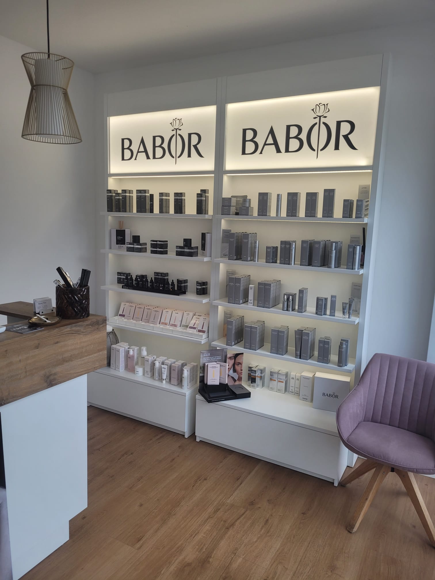 BABOR-Produktwand mit Leuchtschrift im Kosmetikstudio Beauty Time in Kaarst
