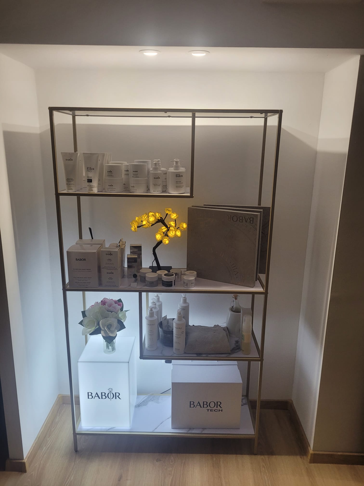 Regal mit BABOR-Pflegeprodukten und Geschenkboxen