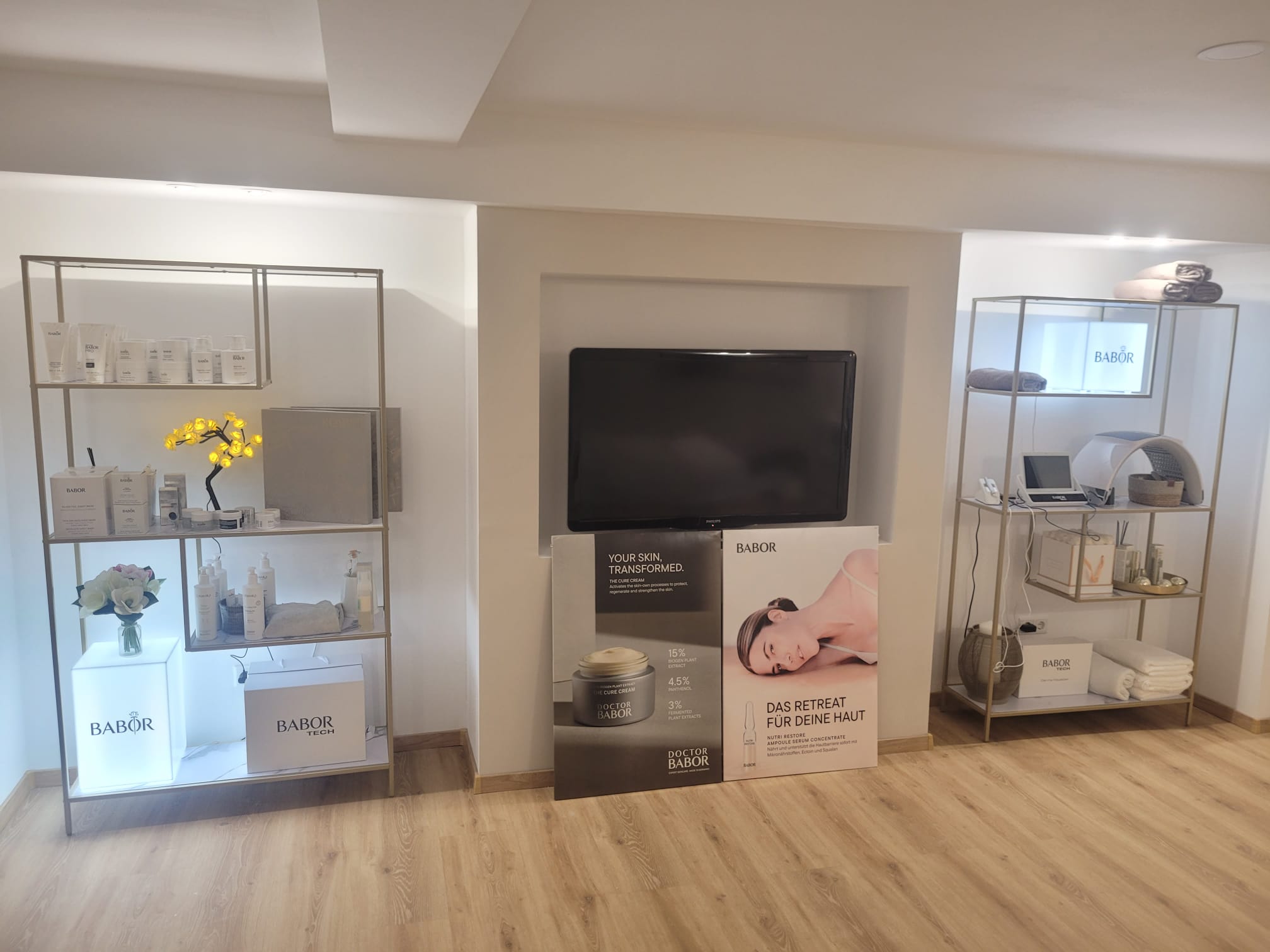 Verkaufsraum des Kosmetikstudios Beauty Time in Kaarst mit beleuchteten BABOR-Regalen