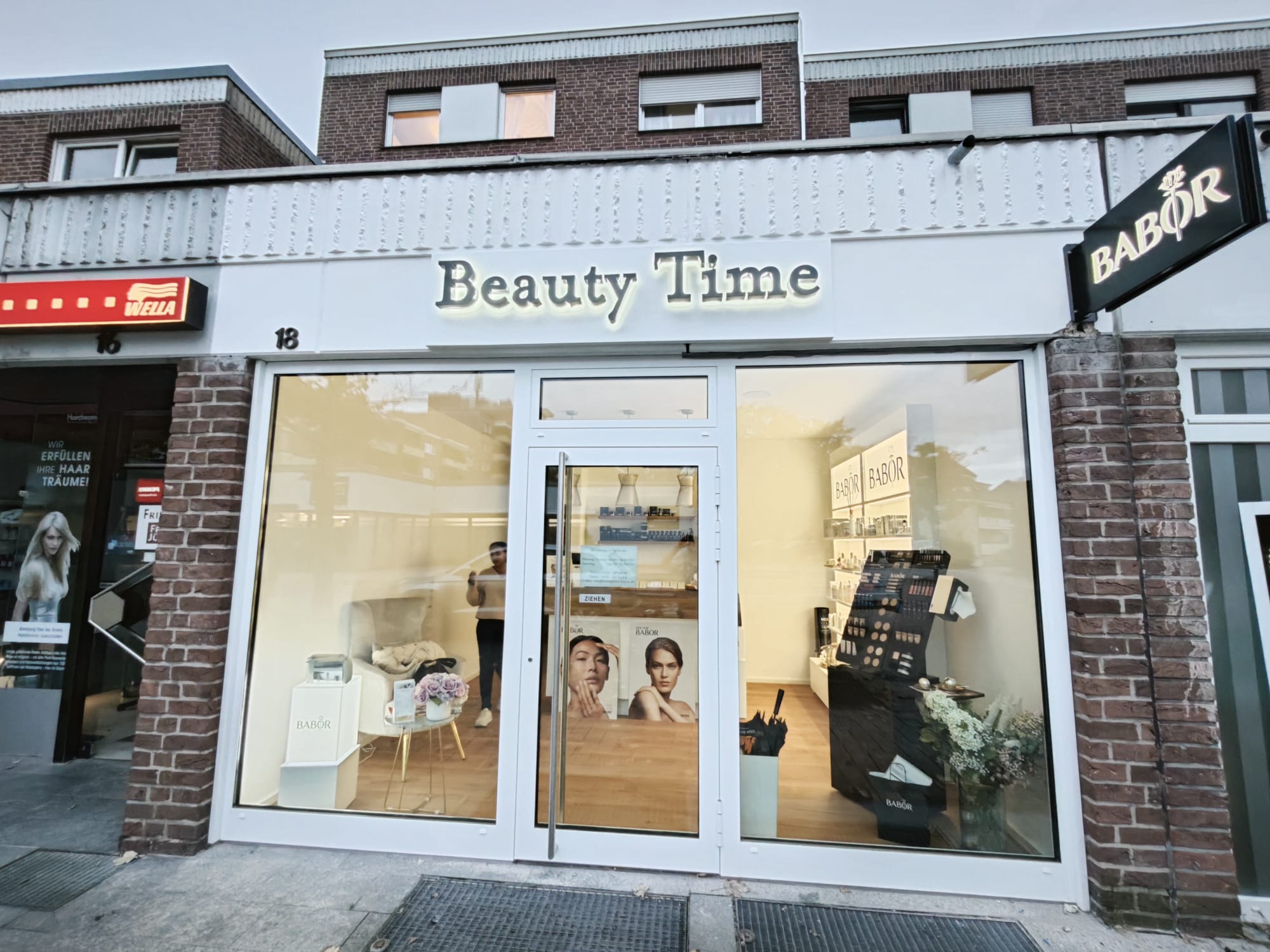 Eingang des Kosmetikstudios Beauty Time mit BABOR-Schild, Am Maubishof 18 in Kaarst