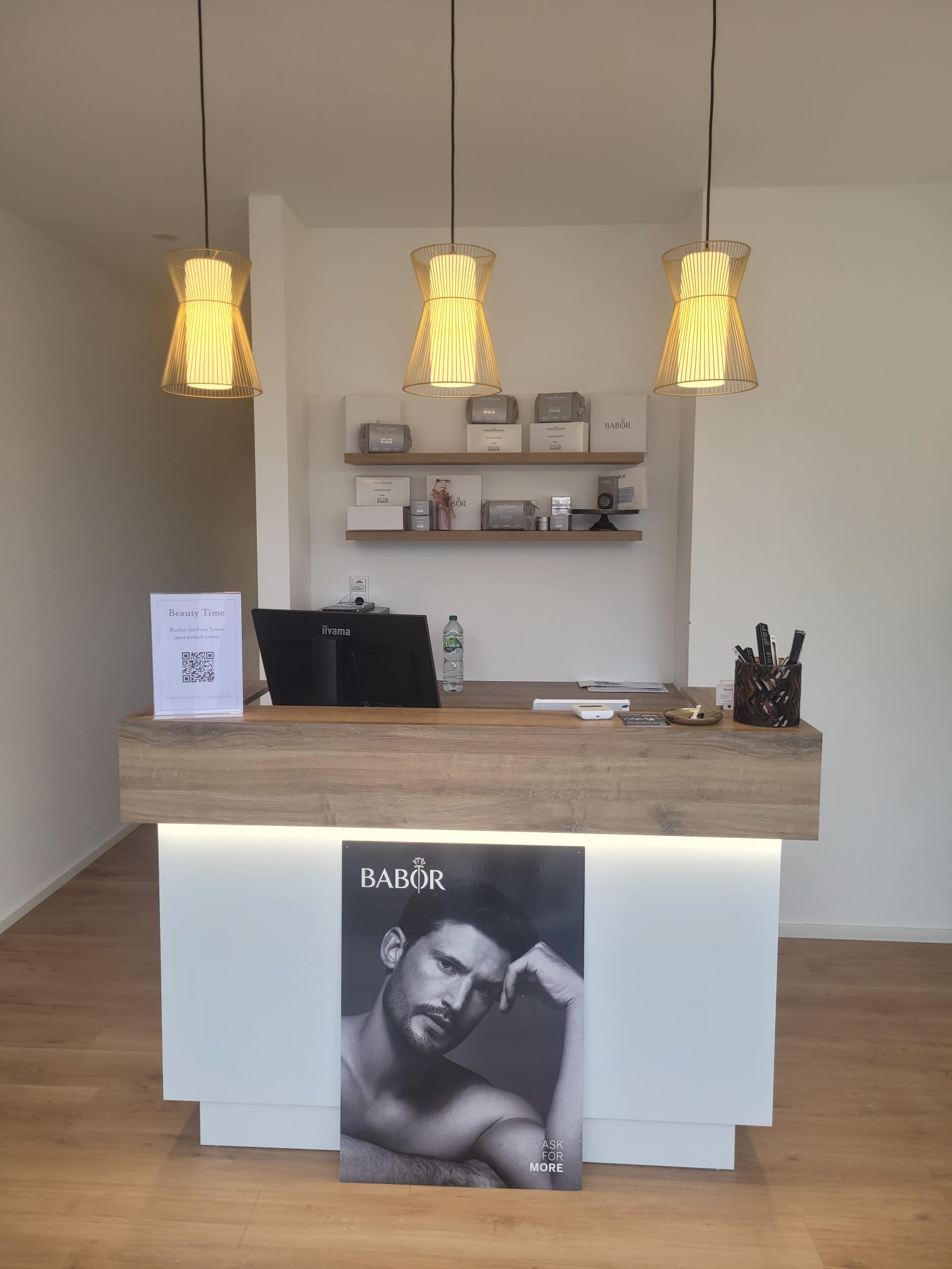 Empfang mit BABOR-Plakat unter drei Pendelleuchten