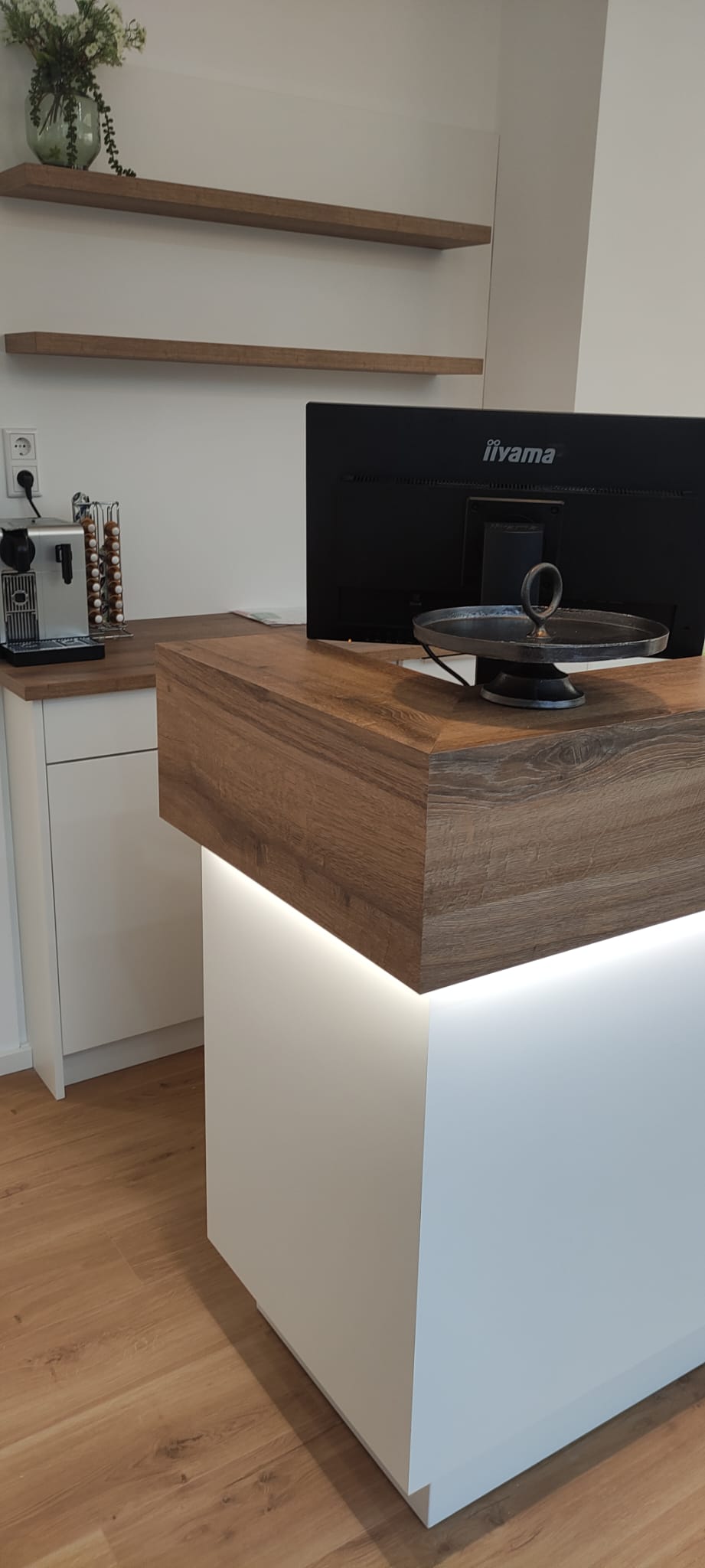 Empfangstheke in Holzoptik mit Lichtleiste