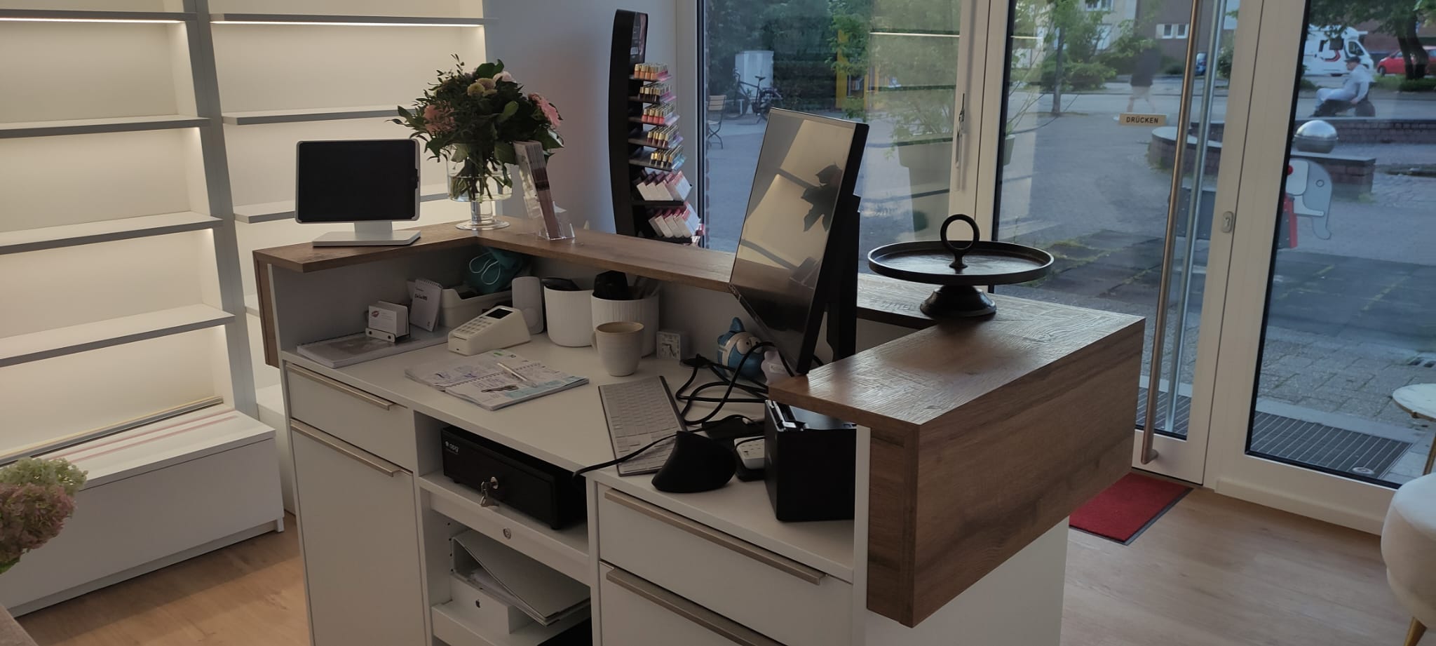 Empfangstresen mit Blick durch das Schaufenster