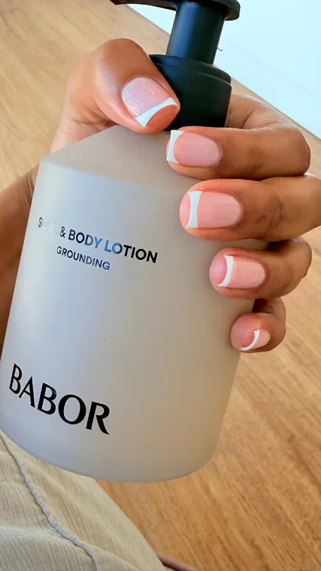 French Nails mit BABOR Soul & Body Lotion in der Hand