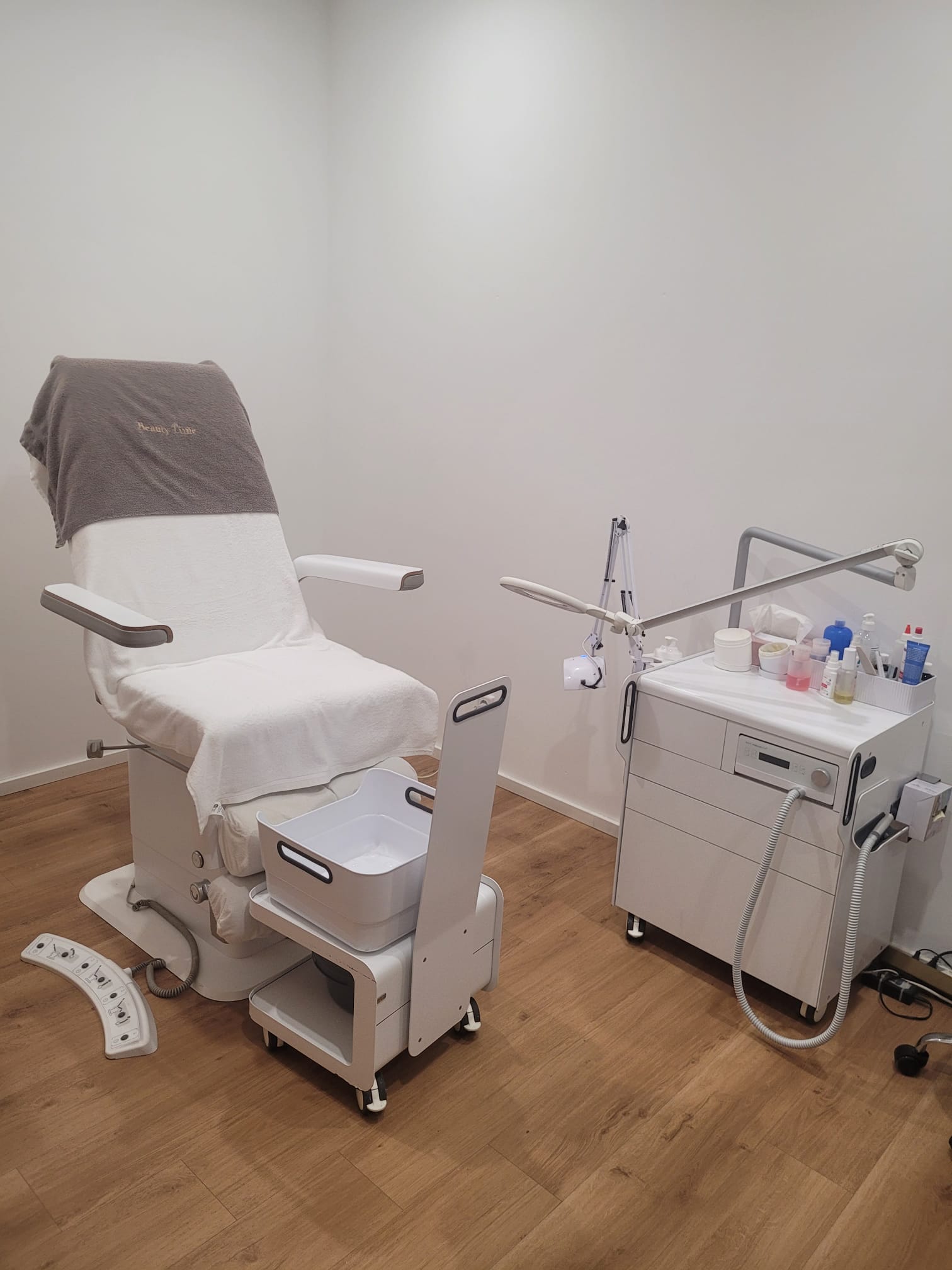 Fußpflege-Platz mit Behandlungsstuhl und Gerätewagen im Kosmetikstudio Beauty Time