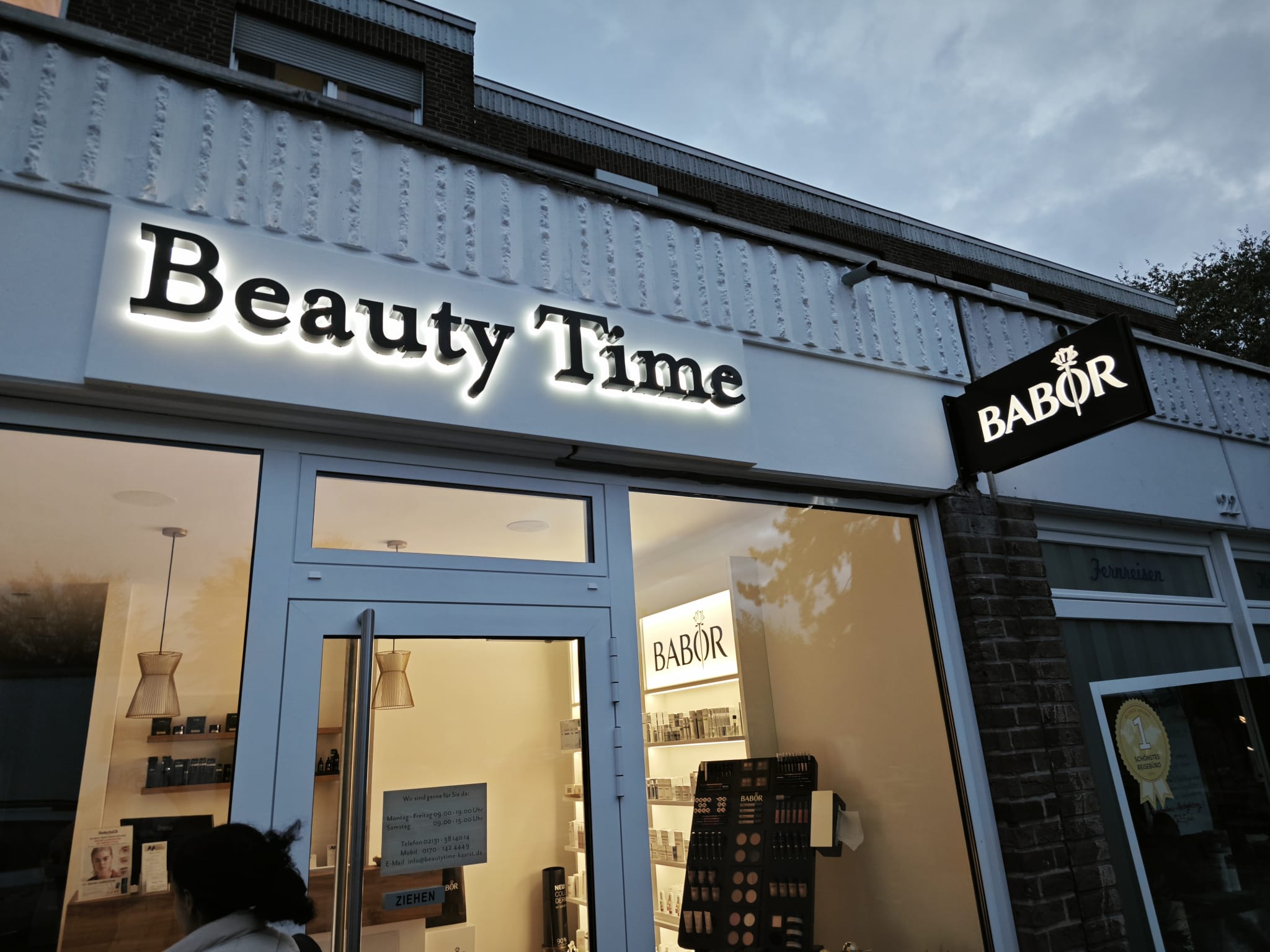 Ladenfront mit Beauty-Time-Schriftzug und BABOR-Schild in Kaarst