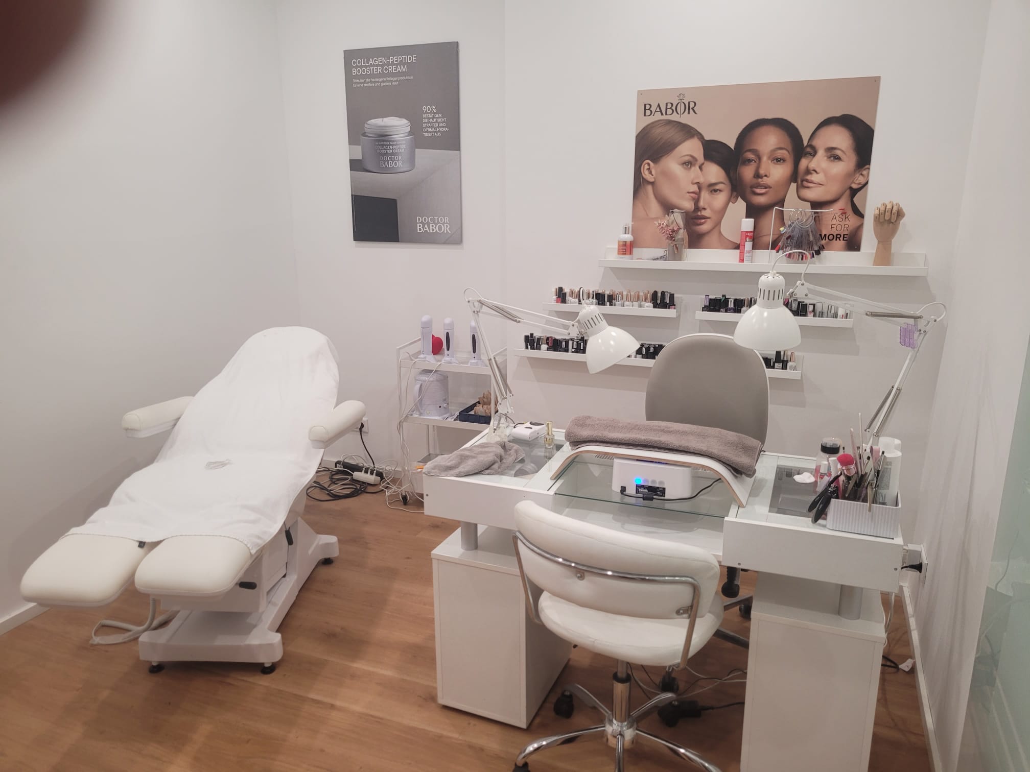Maniküre- und Pediküreplatz mit Behandlungsliege und Nageltisch