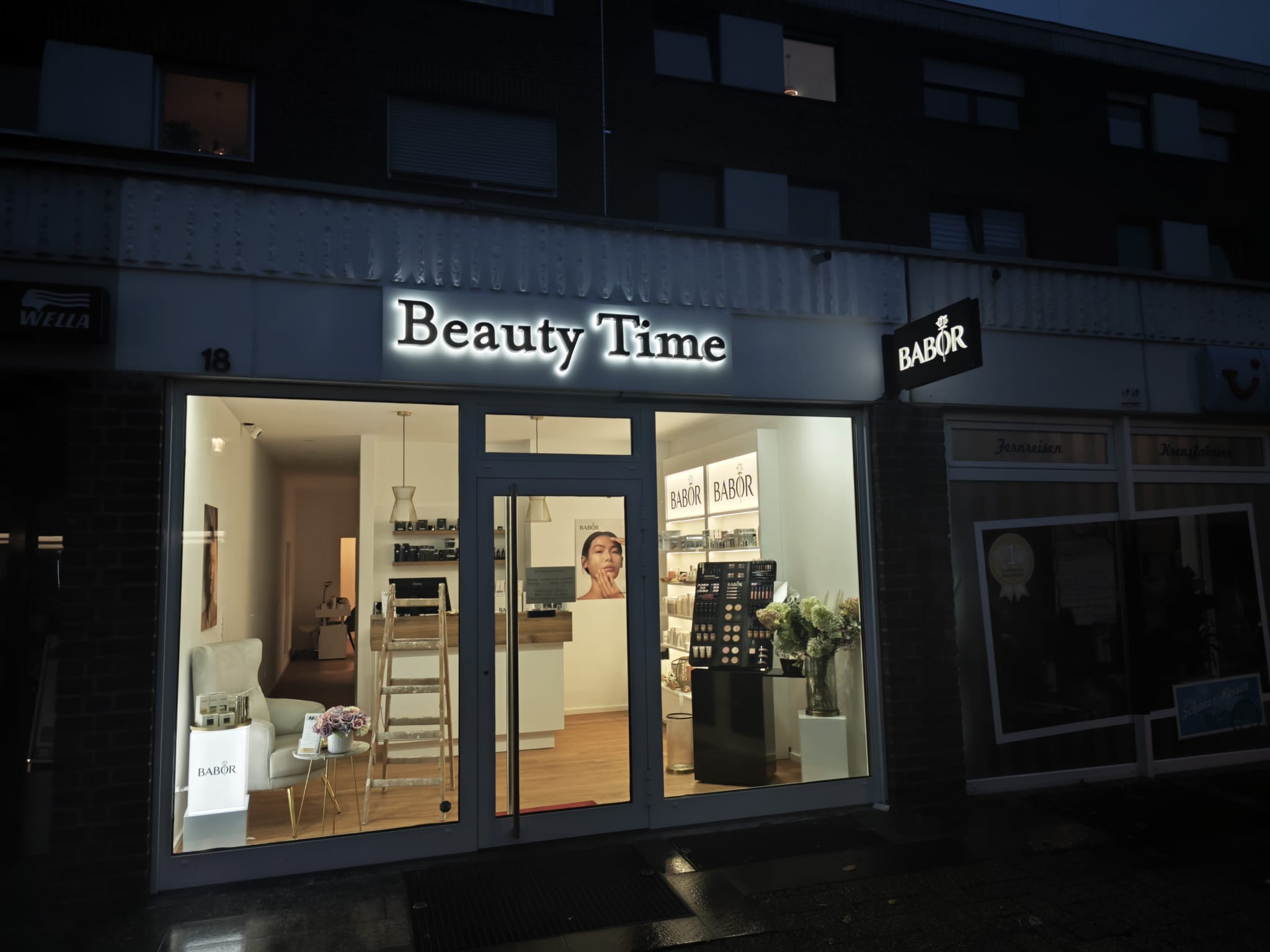 Schaufenster von Beauty Time am Abend mit Blick ins Studio
