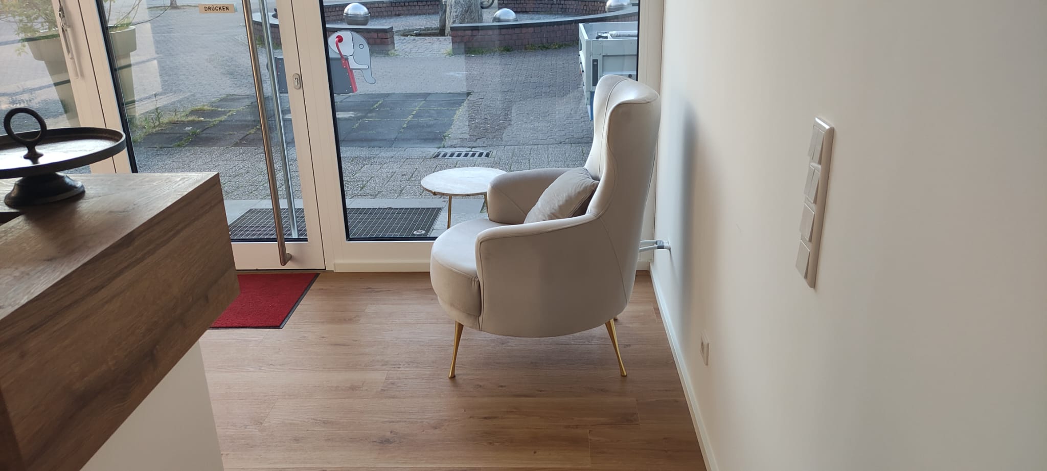Wartebereich mit Sessel am Eingang