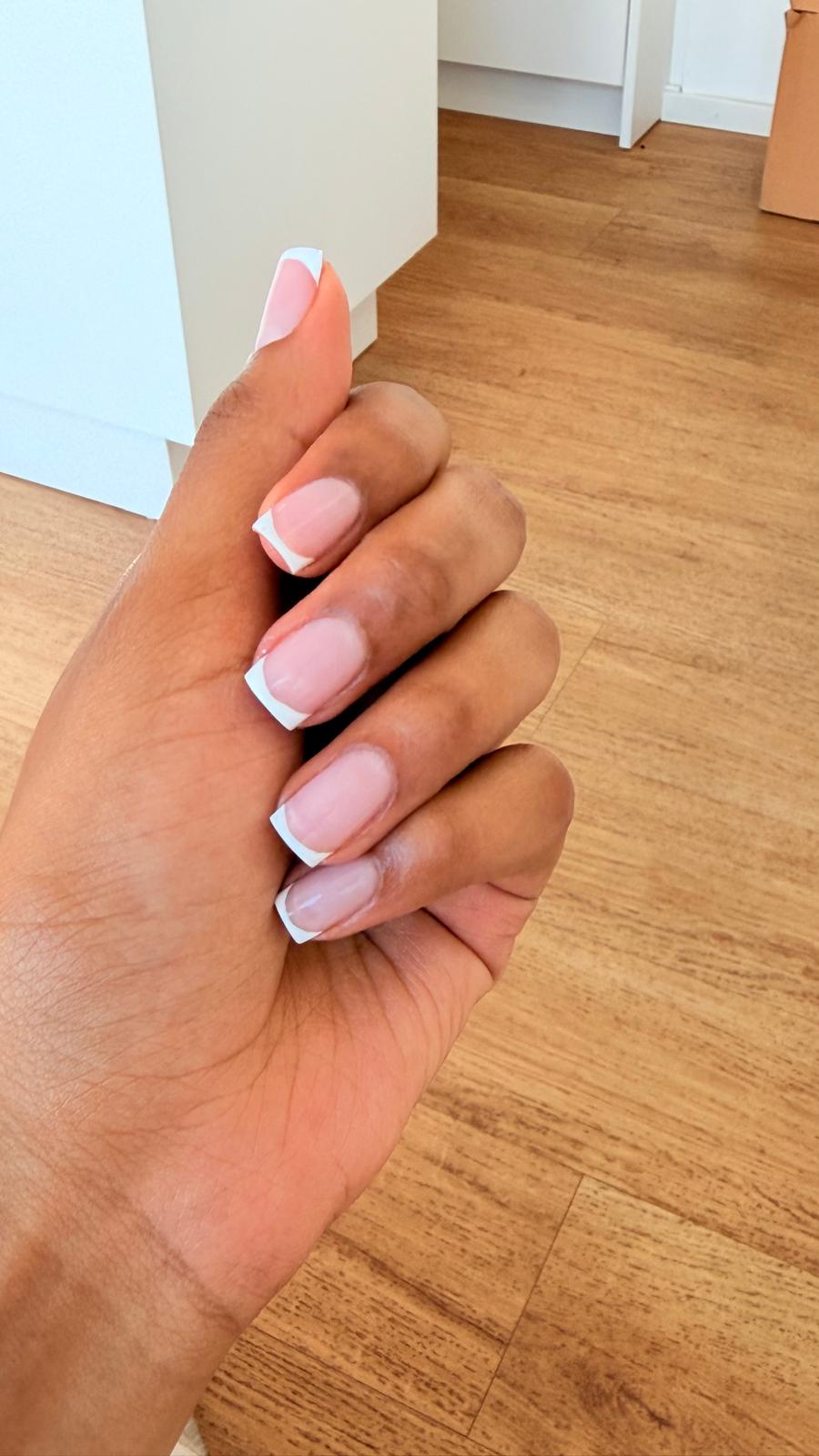 French Nails in Nahaufnahme