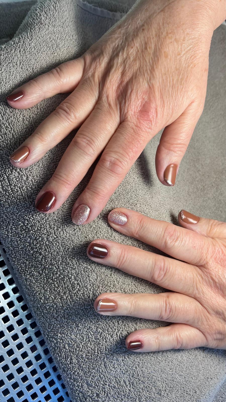 Gepflegte Naturnägel mit braunem Nagellack
