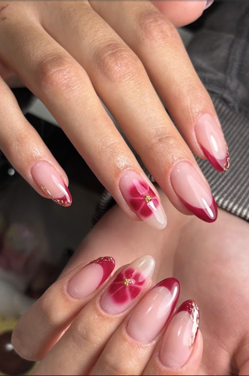 Mandelförmige Nägel mit roter French-Spitze und Blütenmotiv