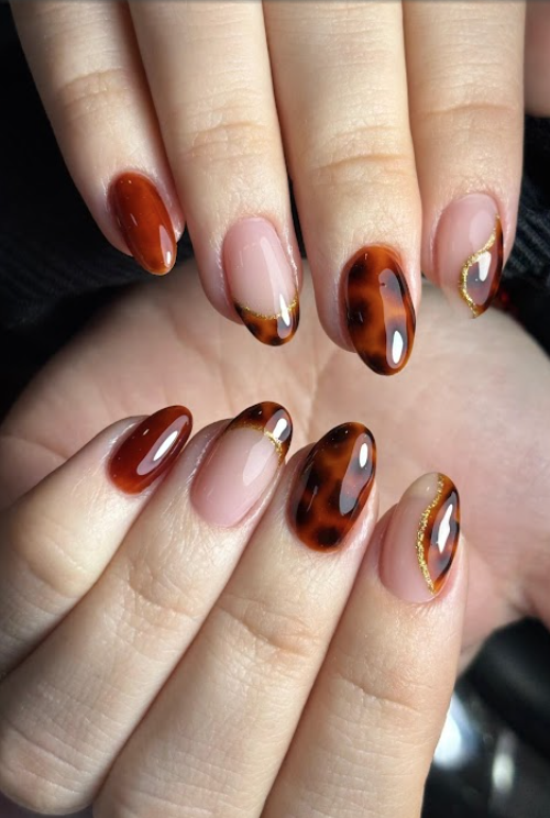Nageldesign in Schildpatt-Optik auf mandelförmigen Nägeln