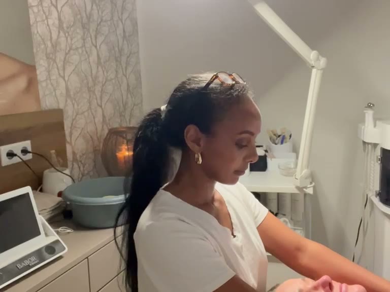 Kosmetikerin bei einer Gesichtsbehandlung – Ausbildung zur Kosmetikerin bei Beauty Time in Kaarst